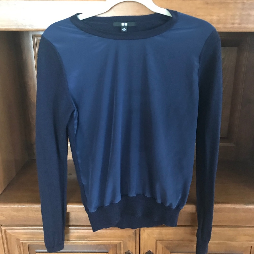 UNIQLO navy top size medium great casual top.